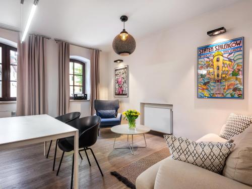 sala de estar con sofá y mesa en Tyzenhauz Villas en Cracovia