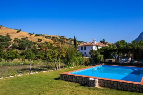 Bazén v ubytování Cortijo Grazalema piscina 5 Hbts con baño AC nebo v jeho okolí