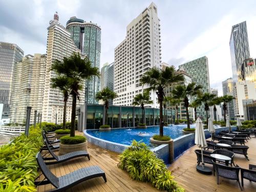 吉隆坡Luxury Penthouse KLCC & KL TOWER View in Kuala Lumpur的一座位于城市中心,拥有高楼建筑的游泳池