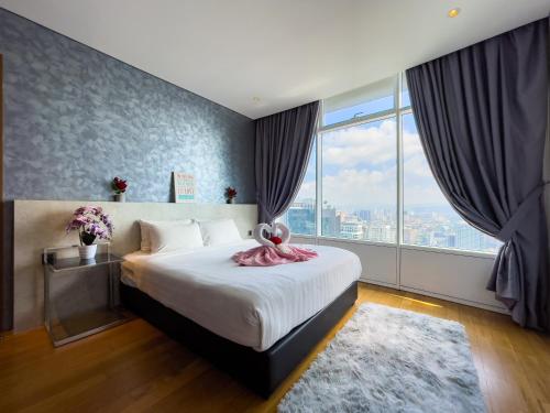 吉隆坡Luxury Penthouse KLCC & KL TOWER View in Kuala Lumpur的一间卧室，里面有一张床和一扇大窗户。