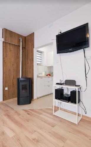 Η κουζίνα ή μικρή κουζίνα στο Dom z jacuzzi & tarasem całoroczny do 10 osób DOM NA PROMOWEJ - LAS, Zator