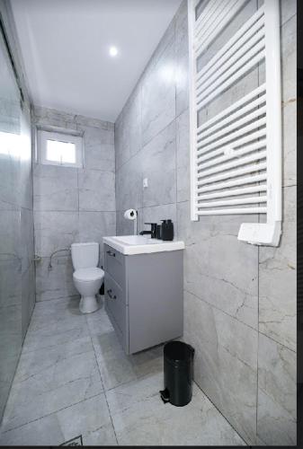 Ένα μπάνιο στο Dom z jacuzzi & tarasem całoroczny do 10 osób DOM NA PROMOWEJ - LAS, Zator