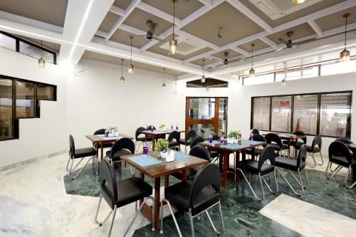 Hotel Statusinn, Ichalkaranjiにあるレストランまたは飲食店