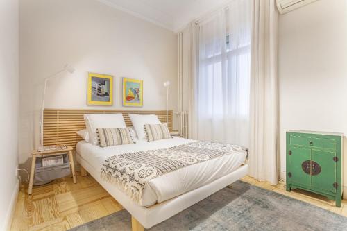 a bedroom with a large bed and a green cabinet at Apartamento Retiro Place en Madrid in Madrid