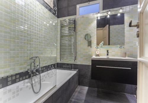 a bathroom with a tub and a sink at Apartamento Retiro Place en Madrid in Madrid