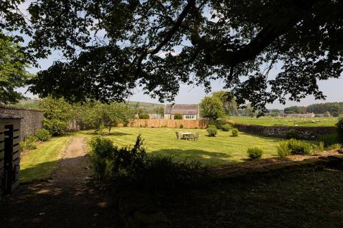 a garden with a picnic table in the grass at Charming Georgian Coach House in Hexham
