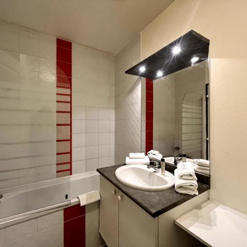 une salle de bain avec un lavabo et une baignoire dans l'établissement Casa du sud, à Béziers