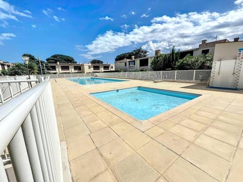 - un balcon avec piscine dans l'établissement 3368-appartement de 4 couchages avec piscine, à Argelès-sur-Mer