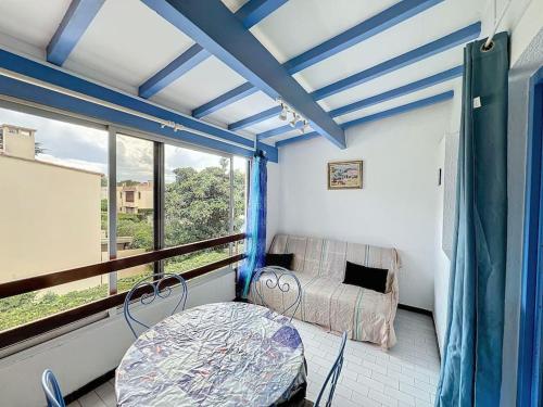 une chambre avec un balcon avec un lit et une fenêtre dans l'établissement 3368-appartement de 4 couchages avec piscine, à Argelès-sur-Mer