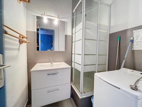 une salle de bain blanche avec un lavabo et une douche dans l'établissement 3368-appartement de 4 couchages avec piscine, à Argelès-sur-Mer
