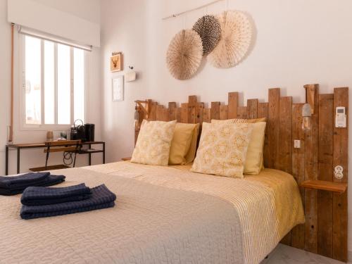 een slaapkamer met een groot bed en 2 handdoeken bij La Casa del Burro in Nerja