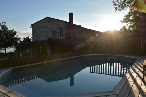 une piscine devant une maison dans l'établissement Secret de la Corniche, à La Reuille
