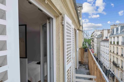 un balcon avec vue sur une ville dans l'établissement Le Trésor, à Paris