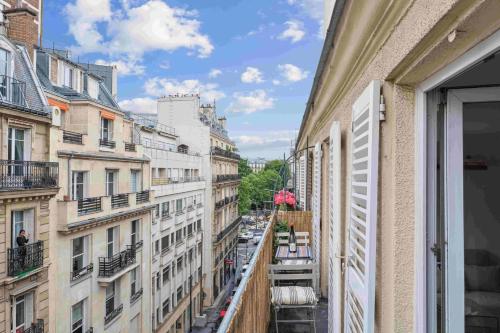 une vue d'une rue de la ville depuis un balcon dans l'établissement Le Trésor, à Paris