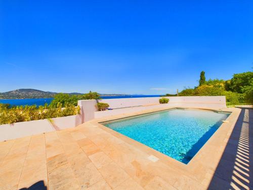une piscine avec vue sur l'eau dans l'établissement Enchanting Studio + pool St Tropez, à Saint-Tropez