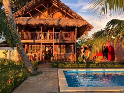un resort con piscina di fronte ad esso di Lodge Villa MAYANKI a Dzamandzar