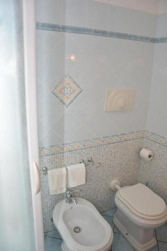a bathroom with a toilet and a bidet at Agriturismo il Pettirosso in Agerola