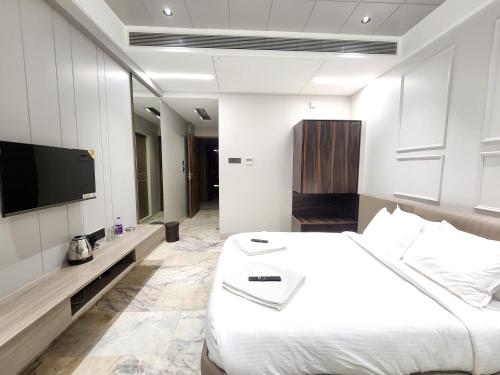Hotel Statusinn, Ichalkaranjiにあるベッド