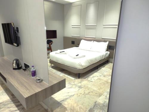 Hotel Statusinn, Ichalkaranjiにあるベッド