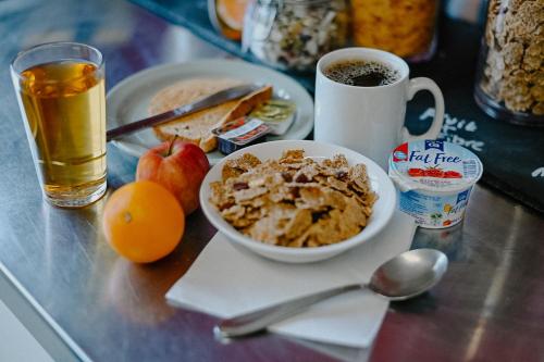 een ontbijttafel met een kom ontbijtgranen en een kopje koffie bij Pitlochry Youth Hostel in Pitlochry