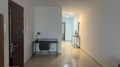 ムサイダにあるUBM Msidaの廊下(デスク、椅子付)