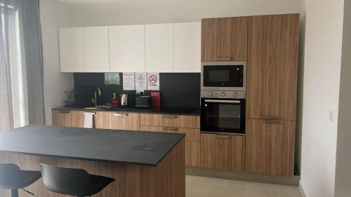 ムサイダにあるUBM Msidaの木製のキャビネットとカウンタートップを備えたキッチン