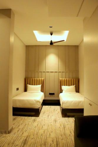 Hotel Statusinn, Ichalkaranjiにあるベッド