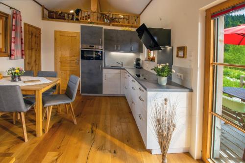 a kitchen with a table and a dining room at 4-Sterne Tiny House als Rückzugsort für Naturliebhaber im Oberallgäu in Wertach