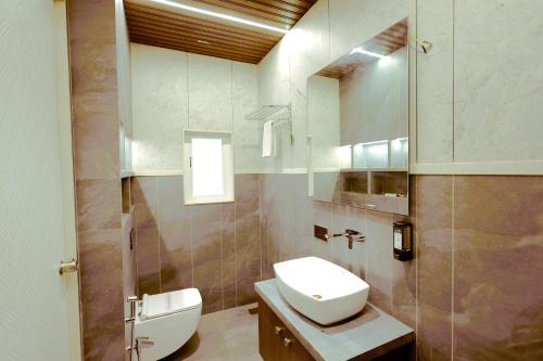 Hotel Statusinn, Ichalkaranjiにあるバスルーム