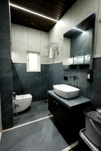 Hotel Statusinn, Ichalkaranjiにあるバスルーム