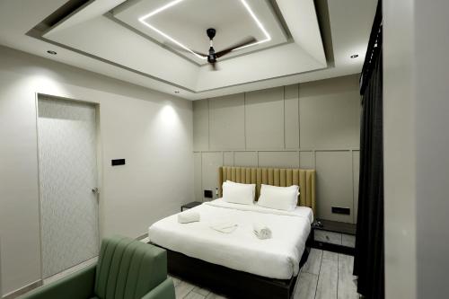 Hotel Statusinn, Ichalkaranjiにあるベッド