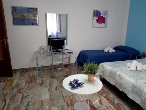 a living room with a bed and a table at Scilla A Vinedda in Scilla