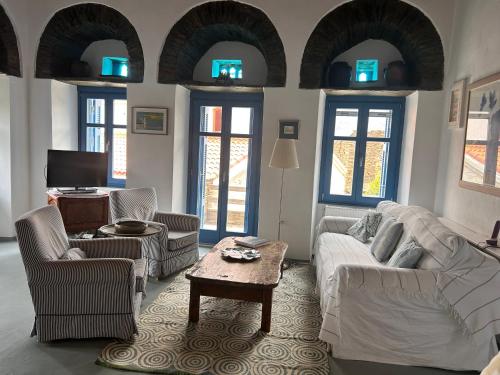 Posezení v ubytování Andros Stone Sea View Villa