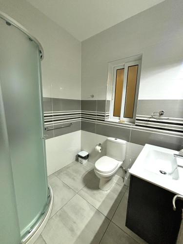 Un baño de All Nations Duplex with Pool