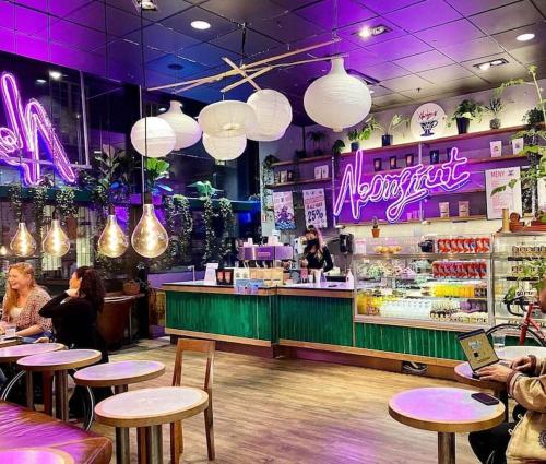 a restaurant with a bar with people sitting at tables at Attraktiv og klassisk leilighet midt i Oslo, 80m2 in Oslo