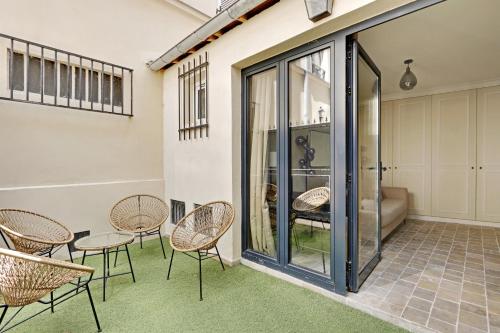 Pick A Flat's Apartment in Monrmartre - Rue Lepic