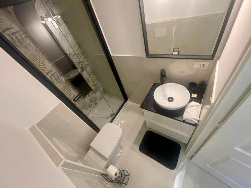 une petite salle de bain avec toilettes et lavabo dans l'établissement La Brise by Connexion, à Cannes