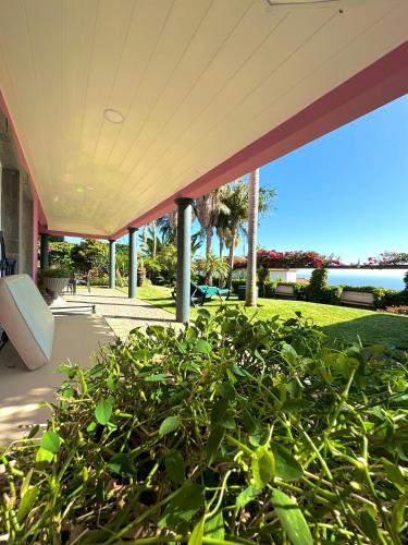 een uitzicht op de oceaan vanaf de veranda van een huis bij Casa Caboz in Ponta do Sol