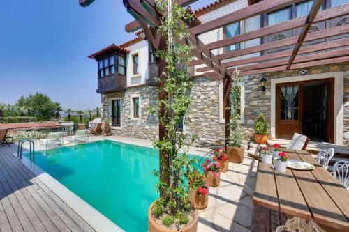 ein Haus mit einem Pool und einer Terrasse in der Unterkunft Akanthus Hotel Ephesus in Selçuk