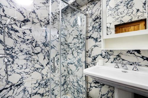 Pick A Flat's Apartment in Montmartre - Rue Lepic