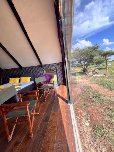 Un balcón o terraza de Kilimanjaro view cabin-Amboseli