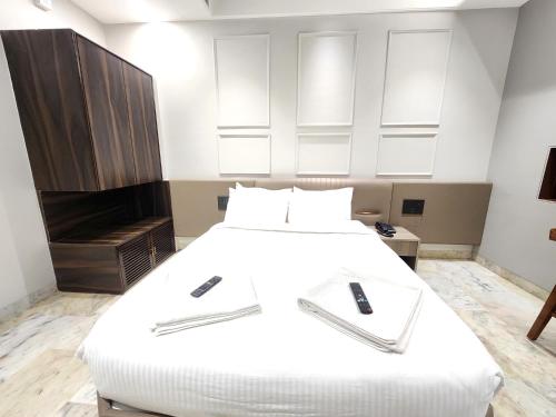 Hotel Statusinn, Ichalkaranjiにあるベッド