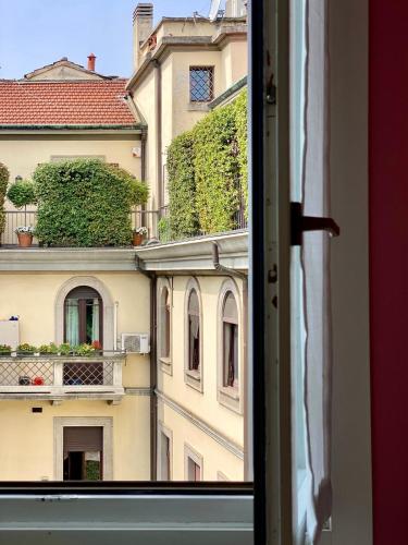 una vista da una finestra di un edificio di Studio-Majno a Milano