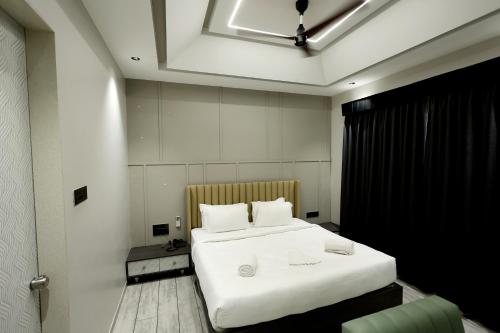 Hotel Statusinn, Ichalkaranjiにあるベッド