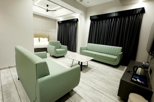 Hotel Statusinn, Ichalkaranjiにあるシーティングエリア