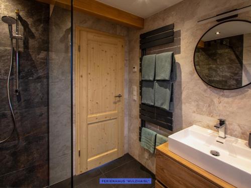 uma casa de banho com um lavatório e um chuveiro em Ferienhäuser Seiffen em Seiffen