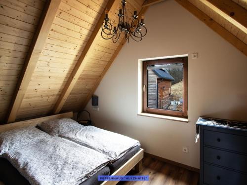 a bedroom with a bed and a window at Ferienhäuser Seiffen in Seiffen