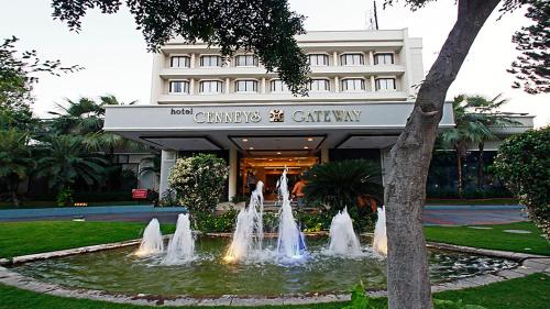 fontanna przed budynkiem z budynkiem w obiekcie Hotel Cenneys Gateway w mieście Selam