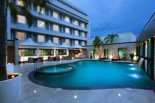 a swimming pool in front of a hotel at Hotel Cenneys Gateway in Salem