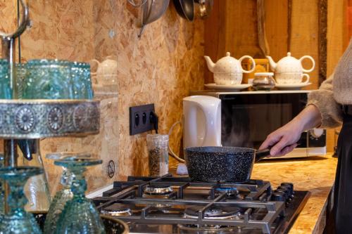 Kuchyň nebo kuchyňský kout v ubytování les Refuges du Chalet